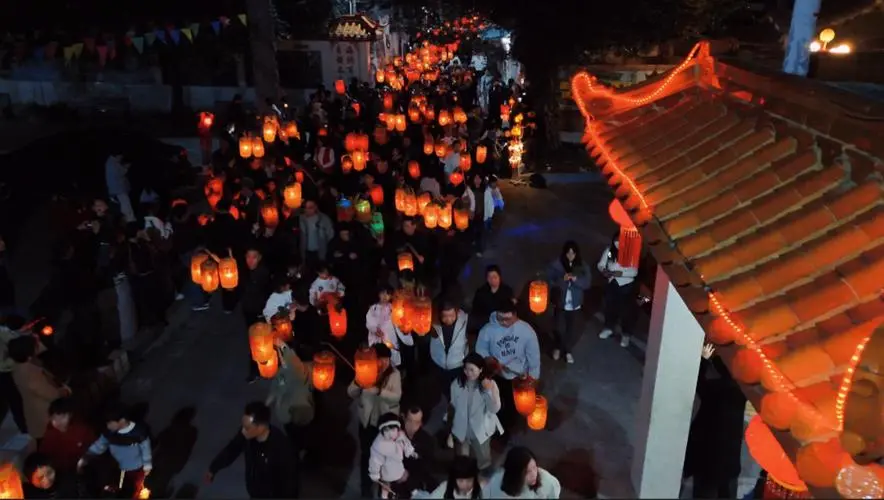 营灯不仅是一种视觉上的节日盛景,也是乡村社会凝聚情感、传承习俗的重要方式